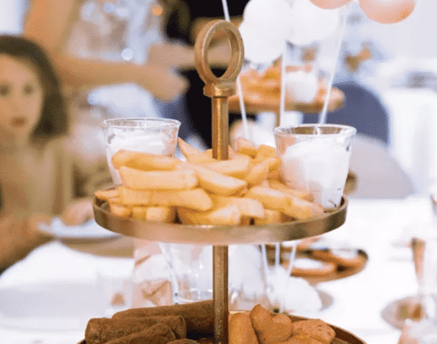 Koonings kinderfeestje eten frietjes cake versieren