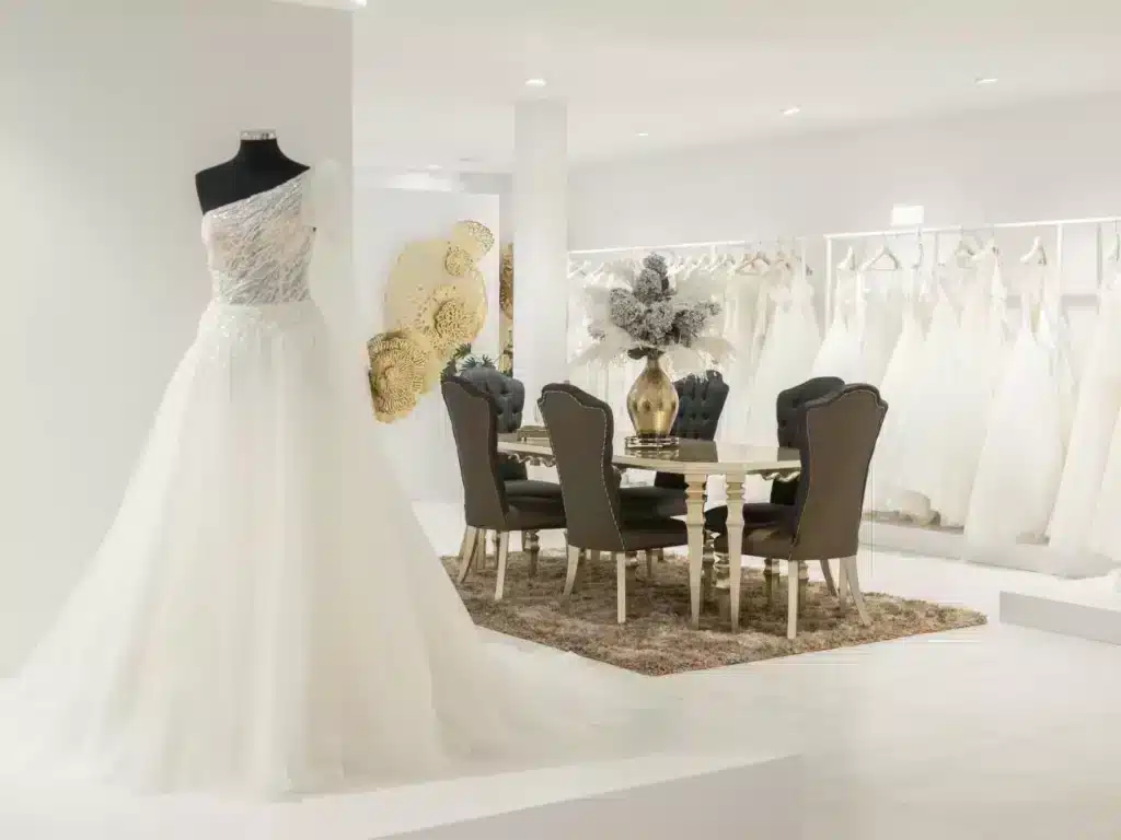 De marmeren vloer en gouden accenten. De ruimte van Pronovias is net zo on trend als het merk zelf. De spiegels zijn versierd met ornamenten: een knipoog naar de grootsheid en het karakteristieke karakter van Pronovias.

